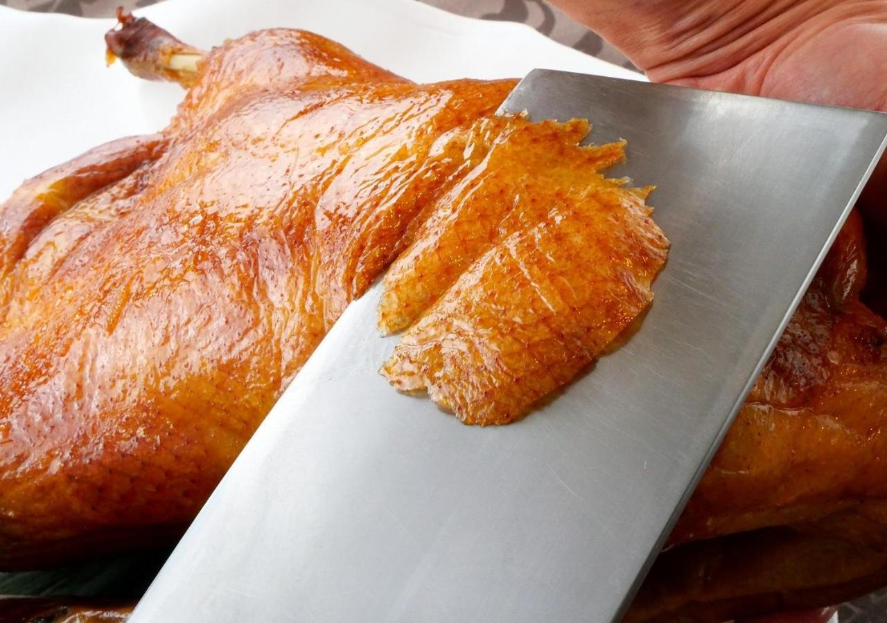 Hotel Emisia Sapporo Ngoại thất bức ảnh Slicing a roast duck